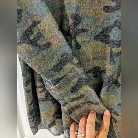 Michael Stars Sz.SP Small Petite Top Green Camo Long Sleeve Terra Shirt Soft NWT - Picture 4 of 9